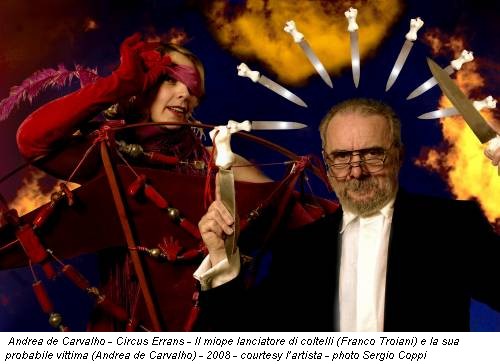 Andrea de Carvalho - Circus Errans - Il miope lanciatore di coltelli (Franco Troiani) e la sua probabile vittima (Andrea de Carvalho) - 2008 - courtesy l’artista - photo Sergio Coppi