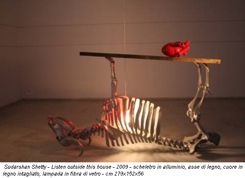 Sudarshan Shetty - Listen outside this house - 2009 - scheletro in alluminio, asse di legno, cuore in legno intagliato, lampada in fibra di vetro - cm 279x152x56