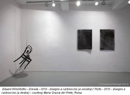 Eduard Winklhofer - Dresda - 2010 - disegno a carboncino (a sinistra) / Porto - 2010 - disegno a carboncino (a destra) - courtesy Maria Grazia del Prete, Roma