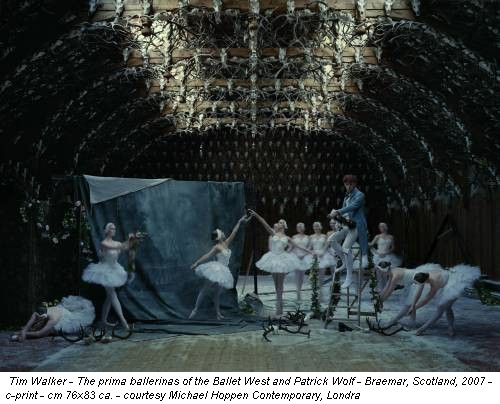 Tim Walker - The prima ballerinas of the Ballet West and Patrick Wolf - Braemar, Scotland, 2007 - c-print - cm 76x83 ca. - courtesy Michael Hoppen Contemporary, Londra