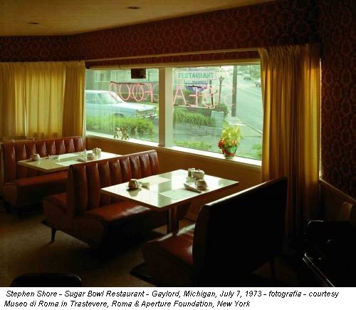 Stephen Shore - Sugar Bowl Restaurant - Gaylord, Michigan, July 7, 1973 - fotografia - courtesy Museo di Roma in Trastevere, Roma & Aperture Foundation, New York