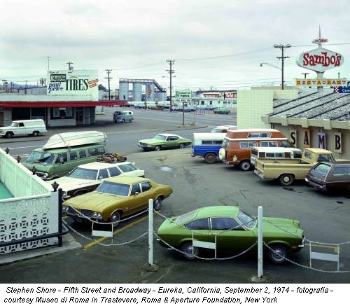 Stephen Shore - Fifth Street and Broadway - Eureka, California, September 2, 1974 - fotografia - courtesy Museo di Roma in Trastevere, Roma & Aperture Foundation, New York