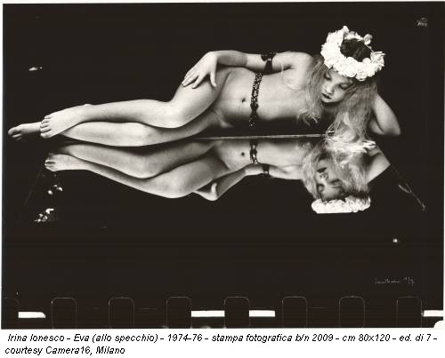 Irina Ionesco - Eva (allo specchio) - 1974-76 - stampa fotografica b/n 2009 - cm 80x120 - ed. di 7 - courtesy Camera16, Milano