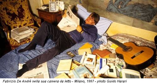 Fabrizio De Andrè nella sua camera da letto - Milano, 1997 - photo Guido Harari