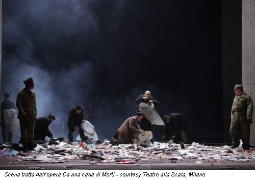 Scena tratta dall’opera Da una casa di Morti - courtesy Teatro alla Scala, Milano