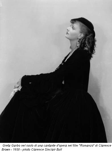 Greta Garbo nel ruolo di una cantante d’opera nel film “Romanzo” di Clarence Brown - 1930 - photo Clarence Sinclair Bull