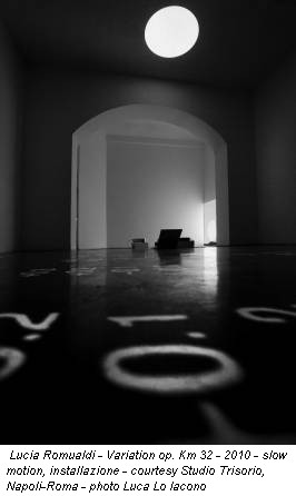 Lucia Romualdi - Variation op. Km 32 - 2010 - slow motion, installazione - courtesy Studio Trisorio, Napoli-Roma - photo Luca Lo Iacono