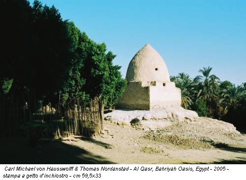 Carl Michael von Hausswolff & Thomas Nordanstad - Al Qasr, Bahriyah Oasis, Egypt - 2005 - stampa a getto d’inchiostro - cm 59,5x33