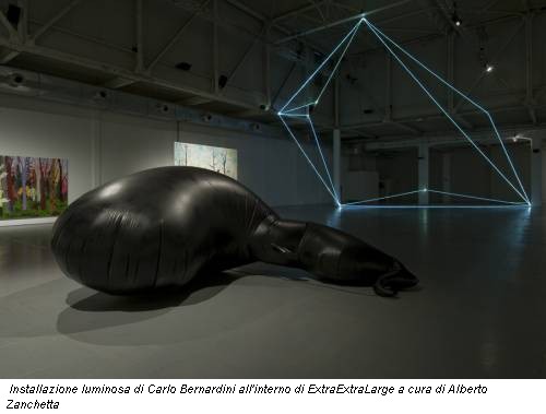 Installazione luminosa di Carlo Bernardini all'interno di ExtraExtraLarge a cura di Alberto Zanchetta
