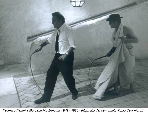 Federico Fellini e Marcello Mastroianni - 8 ½ - 1963 - fotografia del set - photo Tazio Secchiaroli