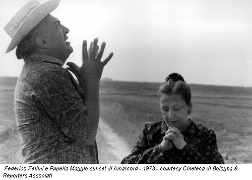 Federico Fellini e Pupella Maggio sul set di Amarcord - 1973 - courtesy Cineteca di Bologna & Reporters Associati