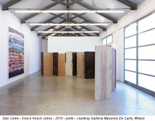 Dan Colen - Knock Knock Jokes - 2010 - porte - courtesy Galleria Massimo De Carlo, Milano