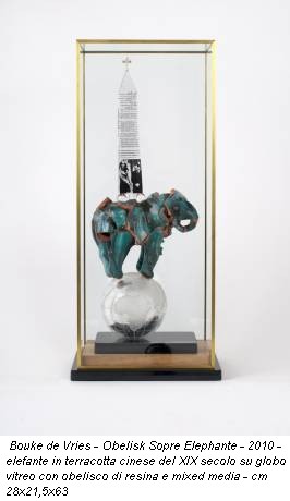 Bouke de Vries - Obelisk Sopre Elephante - 2010 - elefante in terracotta cinese del XIX secolo su globo vitreo con obelisco di resina e mixed media - cm 28x21,5x63