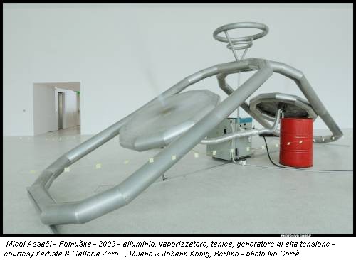 Micol Assaël - Fomuška - 2009 - alluminio, vaporizzatore, tanica, generatore di alta tensione - courtesy l’artista & Galleria Zero..., Milano & Johann König, Berlino - photo Ivo Corrà