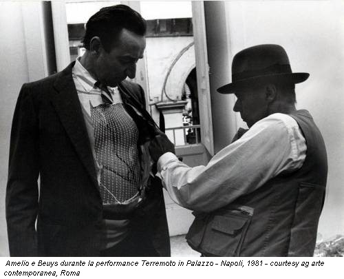Amelio e Beuys durante la performance Terremoto in Palazzo - Napoli, 1981 - courtesy ag arte contemporanea, Roma
