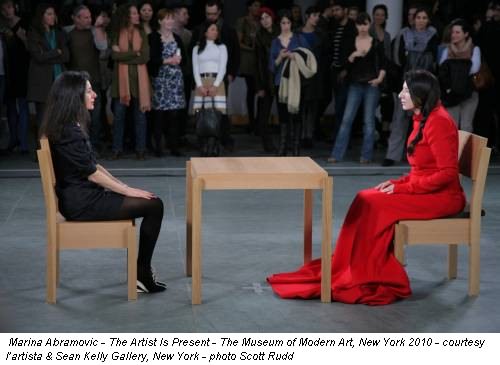 Marina Abramovic - The Artist Is Present - The Museum of Modern Art, New York 2010 - courtesy l’artista & Sean Kelly Gallery, New York - photo Scott Rudd