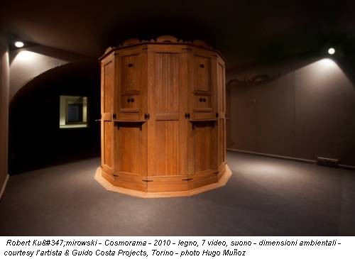 Robert Kuśmirowski - Cosmorama - 2010 - legno, 7 video, suono - dimensioni ambientali - courtesy l’artista & Guido Costa Projects, Torino - photo Hugo Muñoz