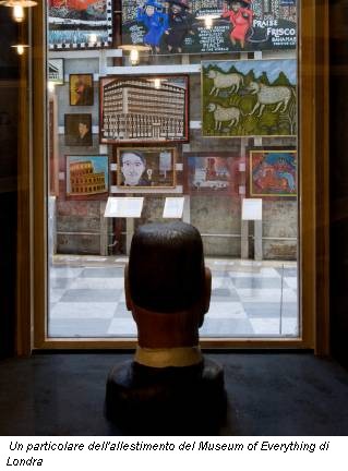 Un particolare dell'allestimento del Museum of Everything di Londra