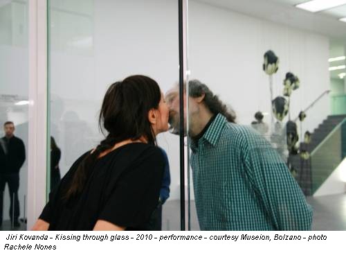 Jiri Kovanda - Kissing through glass - 2010 - performance - courtesy Museion, Bolzano - photo Rachele Nones