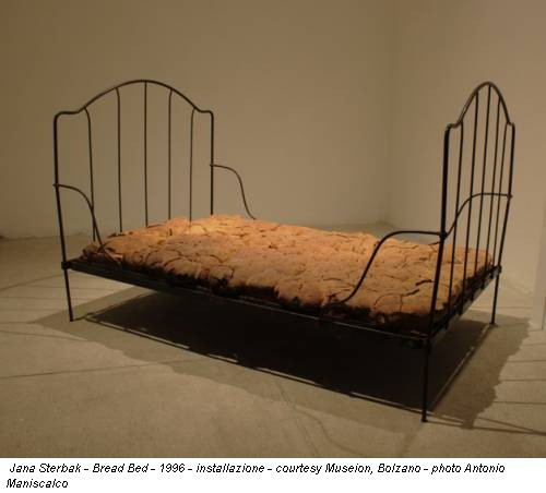 Jana Sterbak - Bread Bed - 1996 - installazione - courtesy Museion, Bolzano - photo Antonio Maniscalco