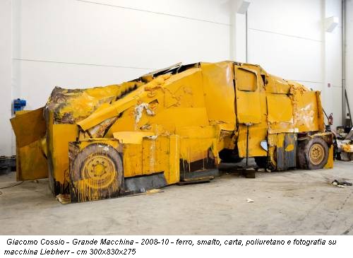 Giacomo Cossio - Grande Macchina - 2008-10 - ferro, smalto, carta, poliuretano e fotografia su macchina Liebherr - cm 300x830x275