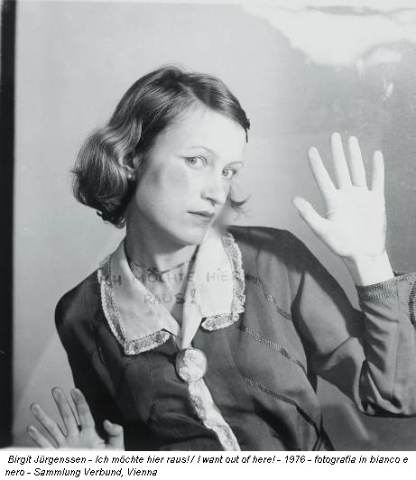 Birgit Jürgenssen - Ich möchte hier raus! / I want out of here! - 1976 - fotografia in bianco e nero - Sammlung Verbund, Vienna