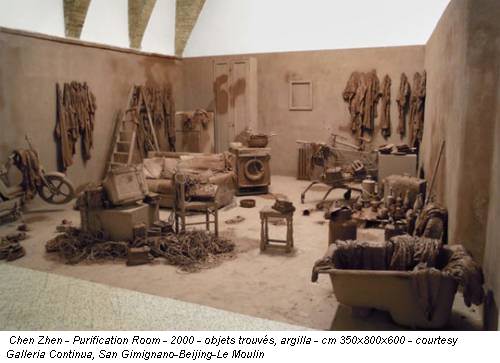 Chen Zhen - Purification Room - 2000 - objets trouv&eacute;s, argilla - cm 350x800x600 - courtesy Galleria Continua, San Gimignano-Beijing-Le Moulin