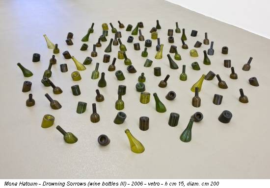 Mona Hatoum - Drowning Sorrows (wine bottles III) - 2006 - vetro - h cm 15, diam. cm 200