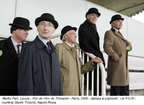 Martin Parr, Luxury - Prix de l’Arc de Triomphe - Paris, 2008 - stampa ai pigmenti - cm 51x76 - courtesy Studio Trisorio, Napoli-Roma