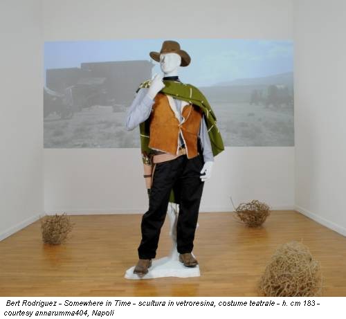 Bert Rodriguez - Somewhere in Time - scultura in vetroresina, costume teatrale - h. cm 183 - courtesy annarumma404, Napoli