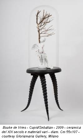 Bouke de Vries - Cupid/Sebatian - 2009 - ceramica del XIX secolo e materiali vari - diam. Cm 55x107 - courtesy Gloriamaria Gallery, Milano