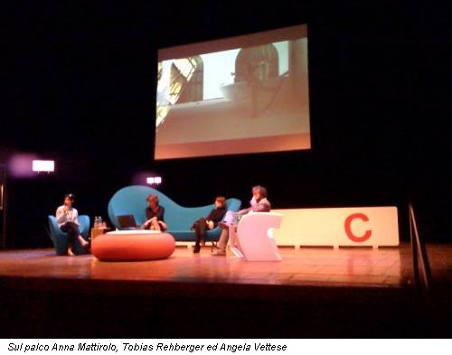 Sul palco Anna Mattirolo, Tobias Rehberger ed Angela Vettese