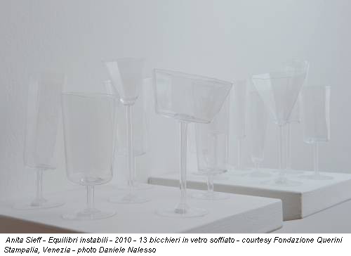 Anita Sieff - Equilibri instabili - 2010 - 13 bicchieri in vetro soffiato - courtesy Fondazione Querini Stampalia, Venezia - photo Daniele Nalesso