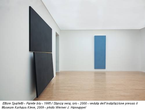Ettore Spalletti - Parete blu - 1995 / Stanza nera, oro - 2000 - veduta dell’installazione presso il Museum Kurhaus Kleve, 2009 - photo Werner J. Hannappel