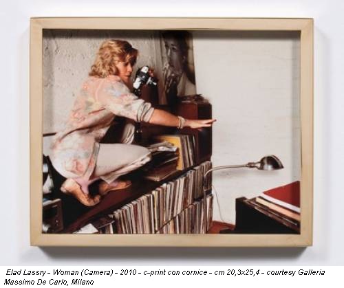 Elad Lassry - Woman (Camera) - 2010 - c-print con cornice - cm 20,3x25,4 - courtesy Galleria Massimo De Carlo, Milano