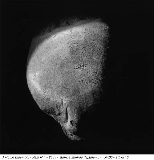 Antonio Biasiucci - Pani n° 1 - 2009 - stampa lambda digitale - cm 30x30 - ed. di 10