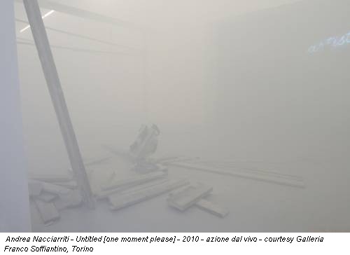 Andrea Nacciarriti - Untitled [one moment please] - 2010 - azione dal vivo - courtesy Galleria Franco Soffiantino, Torino