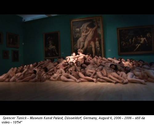 Spencer Tunick - Museum Kunst Palast, Düsseldorf, Germany, August 6, 2006 - 2006 - still da video - 18'54''
