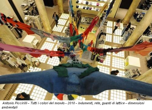 Antonio Piccirilli - Tutti i colori del mondo - 2010 - indumenti, rete, guanti di lattice - dimensioni ambientali