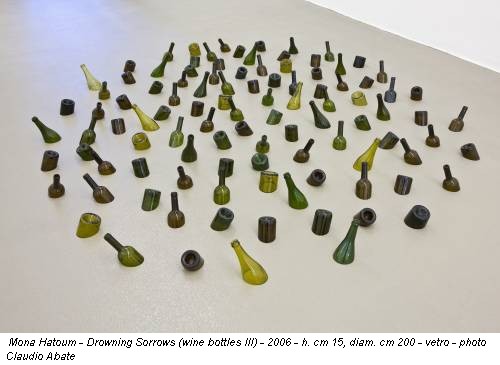 Mona Hatoum - Drowning Sorrows (wine bottles III) - 2006 - h. cm 15, diam. cm 200 - vetro - photo Claudio Abate