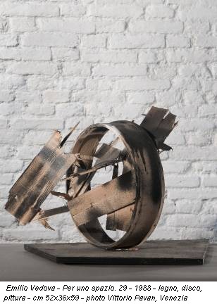 Emilio Vedova - Per uno spazio. 29 - 1988 - legno, disco, pittura - cm 52x36x59 - photo Vittorio Pavan, Venezia