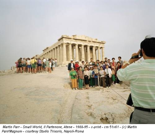 Martin Parr - Small World, Il Partenone, Atene - 1988-95 - c-print - cm 51x61 - (c) Martin Parr/Magnum - courtesy Studio Trisorio, Napoli-Roma