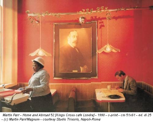 Martin Parr - Home and Abroad 52 [Kings Cross cafe Londra] - 1990 - c-print - cm 51x61 - ed. di 25 - (c) Martin Parr/Magnum - courtesy Studio Trisorio, Napoli-Roma