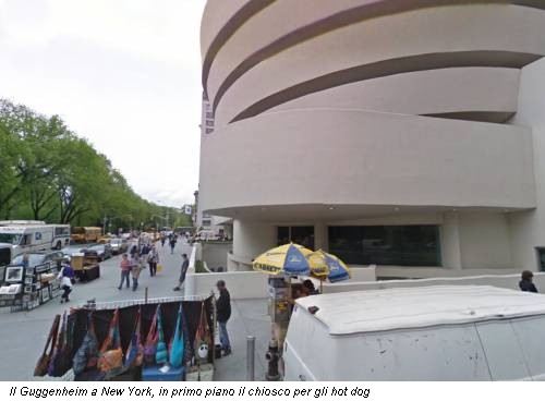 Il Guggenheim a New York, in primo piano il chiosco per gli hot dog