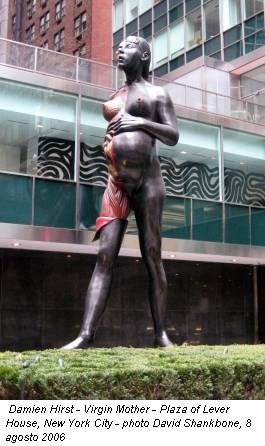 Damien Hirst - Virgin Mother - Plaza of Lever House, New York City - photo David Shankbone, 8 agosto 2006
