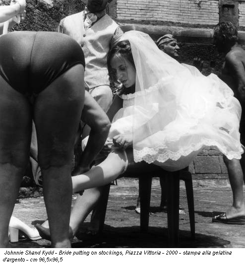 Johnnie Shand Kydd - Bride putting on stockings, Piazza Vittoria - 2000 - stampa alla gelatina d'argento - cm 96,5x96,5