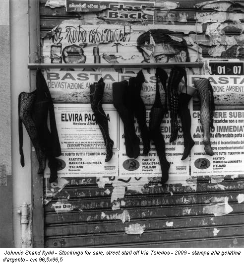 Johnnie Shand Kydd - Stockings for sale, street stall off Via Toledos - 2009 - stampa alla gelatina d'argento - cm 96,5x96,5