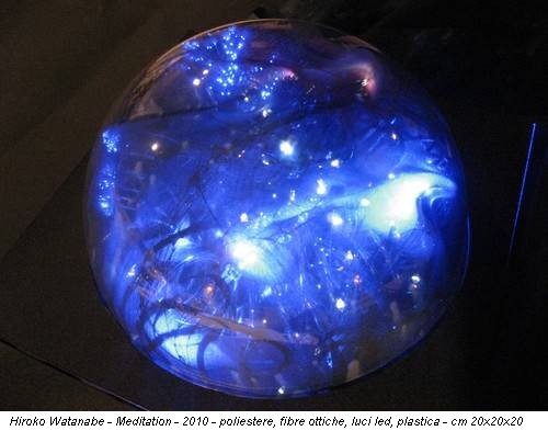 Hiroko Watanabe - Meditation - 2010 - poliestere, fibre ottiche, luci led, plastica - cm 20x20x20