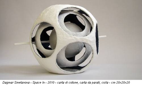 Dagmar Smetanova - Space In - 2010 - carta di cotone, carta da parati, colla - cm 20x20x20