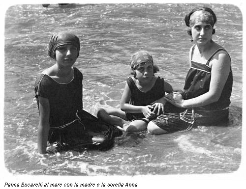 Palma Bucarelli al mare con la madre e la sorella Anna